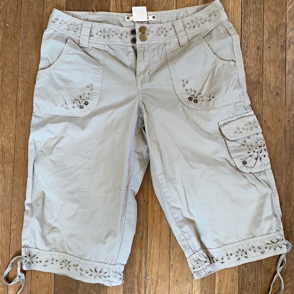 Anthropologie - Women’s Floral Cargo Khaki Capri Shorts - Medium